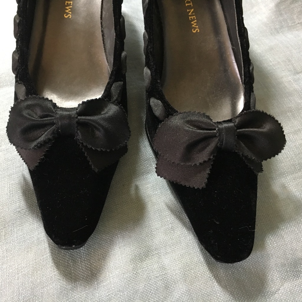 Velvet Black Low Pumps with Bow and Ribon Detail,